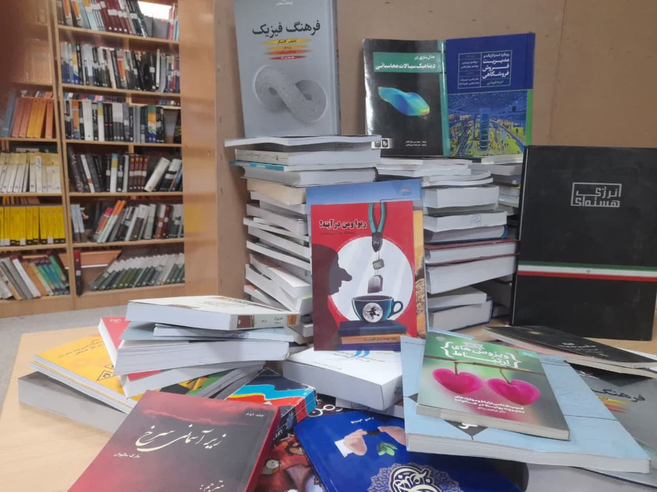 اهدای بیش از ۱۱۰ جلد کتاب به کتابخانه مرکز